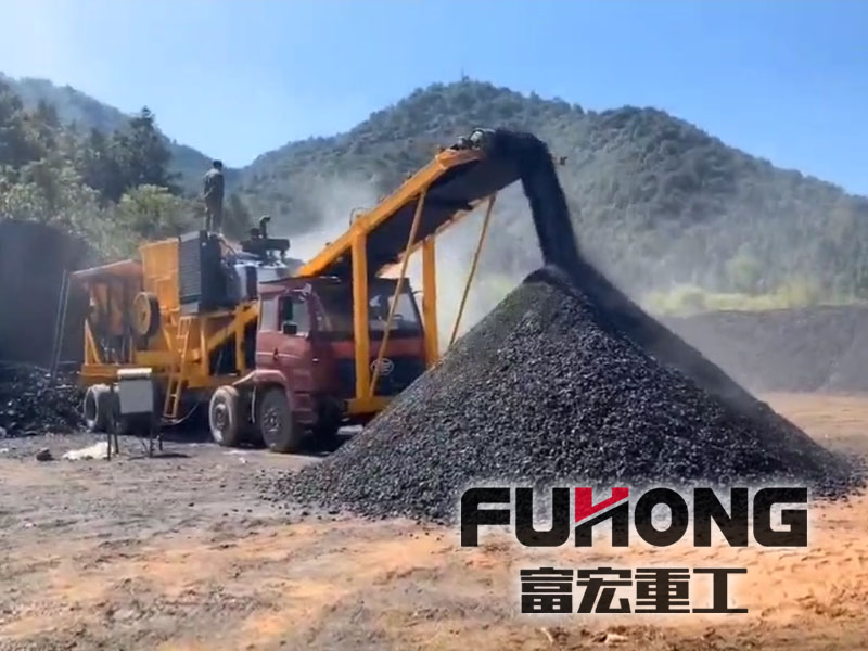 移動箱式石料破碎機破碎現場